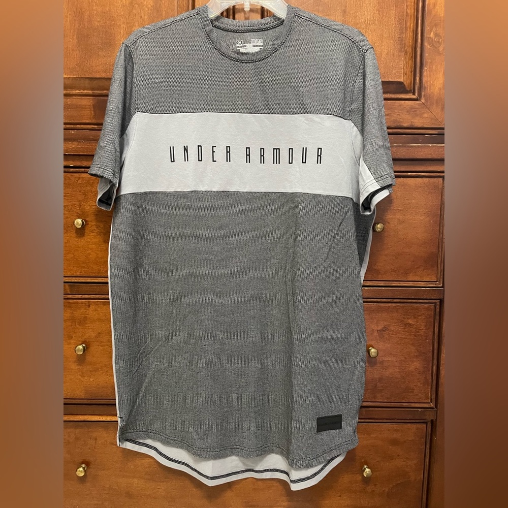 Under Armour longline t-shirt/size Medium/Black and Gray